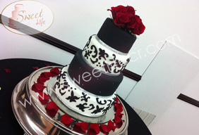 pastel blanco con negro y rosas rojas queques de boda costa rica
