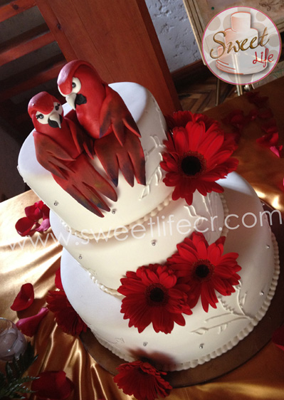 pastel de boda con pájaros tipo lapas rojas queques de boda costa rica