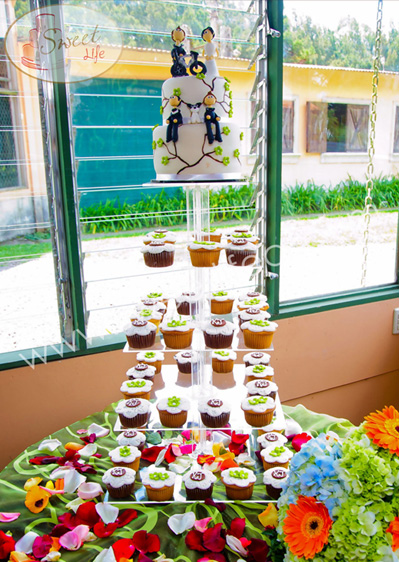 pastel boda dos pisos pequeno y cupcakes novios y perro caricatura queque de boda costa rica