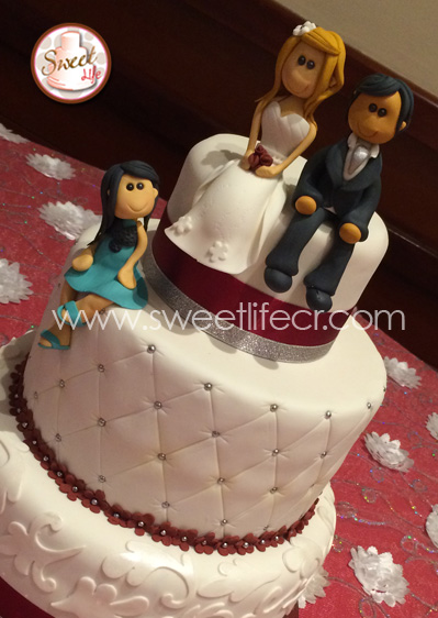 pastel de boda rojo y plateado con novios y niña personalizados queques de boda costa rica