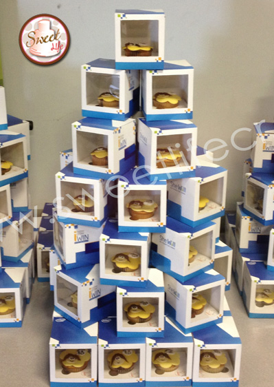 Cupcakes corporativos acomodados en torres apra evento de Intel Costa Rica