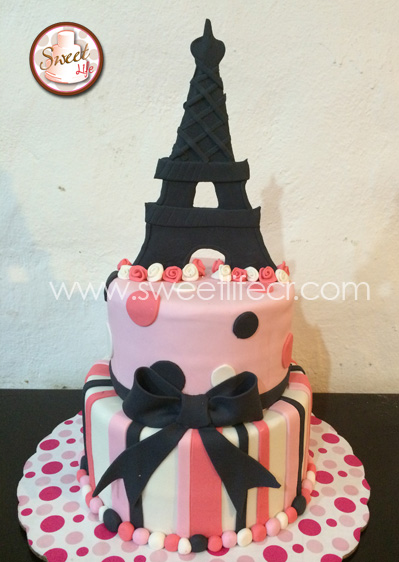 Queque de temática de Paris, con una mini torre Eiffel en la parte superior del pastel
